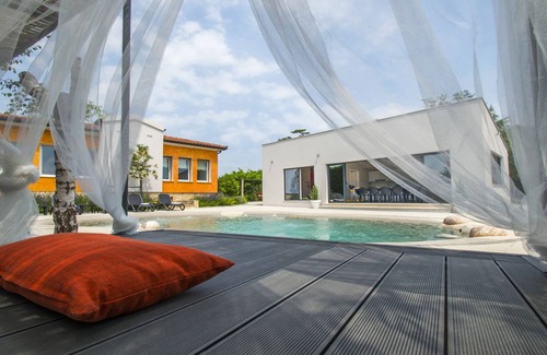 Nedescina Casa | Villa con piscina de hidromasajes Para niños.