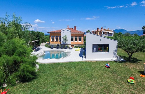 Nedescina Casa | Villa con piscina de hidromasajes Para niños.