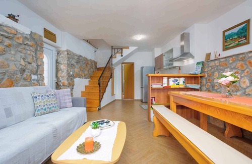 Brzac Villa | Casa vacacional con internet, lavadora y piscina descubierta