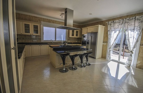 Periana Villa | VILLA CON VISTAS AL LAGO, PISCINA PRIVADA & PARKING A 30 MIN DE LA PLAYA