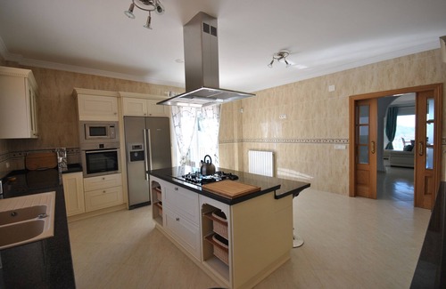 Periana Villa | VILLA CON VISTAS AL LAGO, PISCINA PRIVADA & PARKING A 30 MIN DE LA PLAYA