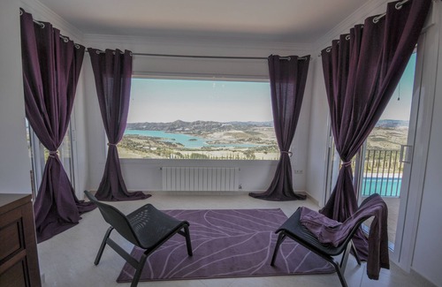 Periana Villa | VILLA CON VISTAS AL LAGO, PISCINA PRIVADA & PARKING A 30 MIN DE LA PLAYA