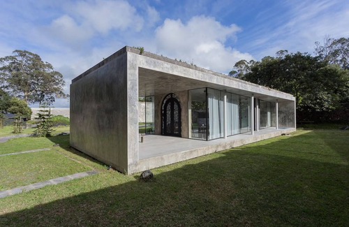 Ribeira Grande Villa | Villa con arquitectura moderna y minimalista en medio de una reserva natural.