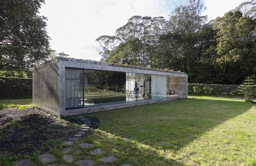 Ribeira Grande Villa | Villa con arquitectura moderna y minimalista en medio de una reserva natural.