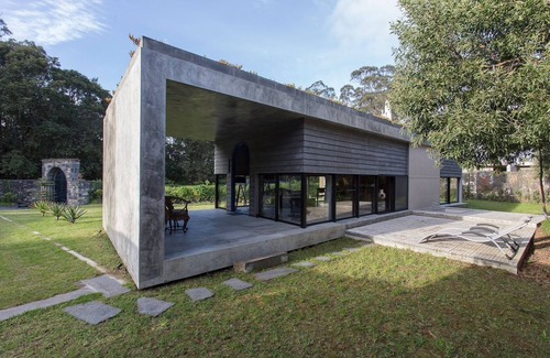 Ribeira Grande Villa | Villa con arquitectura moderna y minimalista en medio de una reserva natural.