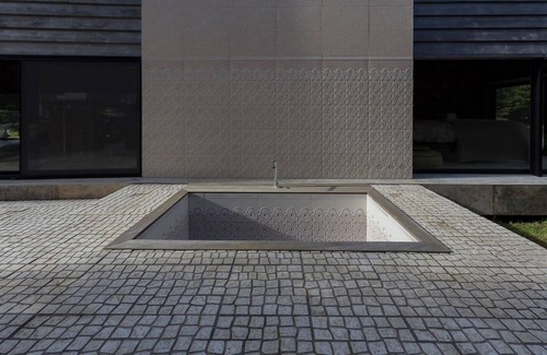 Ribeira Grande Villa | Villa con arquitectura moderna y minimalista en medio de una reserva natural.
