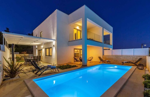 Linardici Villa | Casa vacacional con piscina moderna