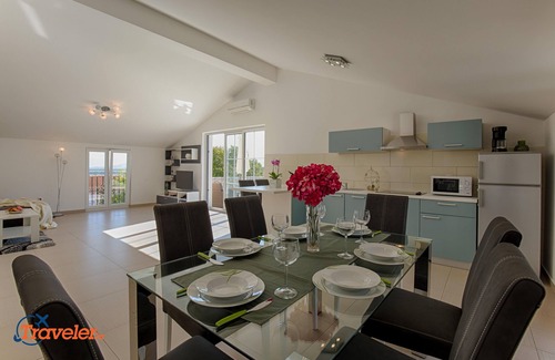 Vrh Villa | Villa de lujo con piscina, terraza, parque infantil y jardín