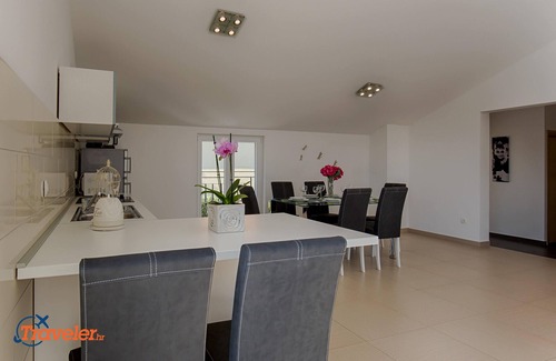 Vrh Villa | Villa de lujo con piscina, terraza, parque infantil y jardín