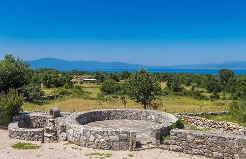 Malinska-Dubasnica Villa | Villa de piedra con piscina, amplio jardín, vistas al mar, en una zona muy tranquila.