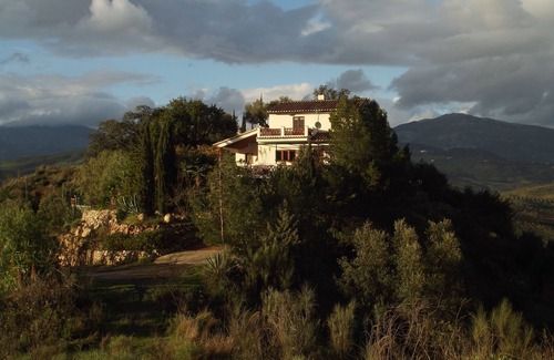 Río Velez Villa | Villa con piscina en una colina con vistas fantásticas distante AC