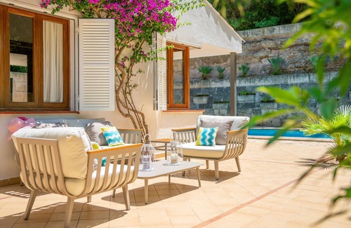 Cala San Vicente Chalet De Esquí | Villa con piscina privada a 450 metros de la playa y al pie de la montaña