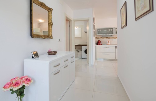 Seget Vranjica Villa | Casa de vacaciones con piscina privada, a 40 metros del mar.