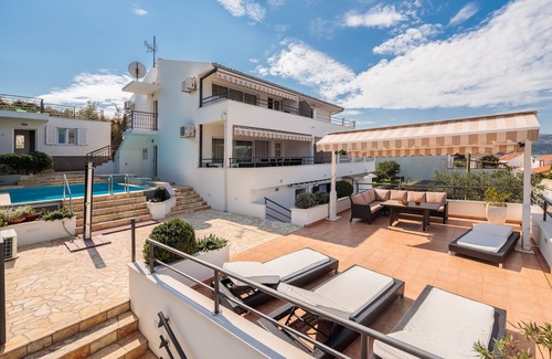 Seget Vranjica Villa | Casa de vacaciones con piscina privada, a 40 metros del mar.