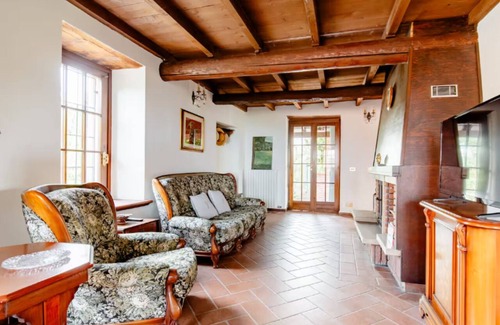 Montecalvo Versiggia Otro | Villa entre viñedos con piscina – Ideal para familias y amantes del vino