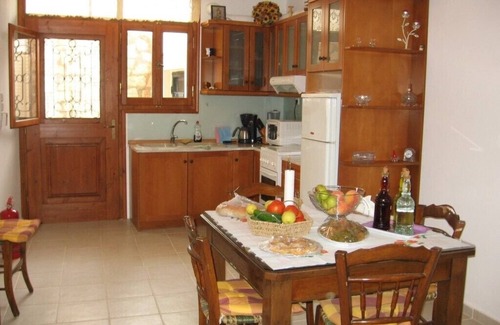 Prines Villa | Villa con piscina privada, jardín y barbacoa en el tranquilo pueblo cretense a las afueras de la ciudad