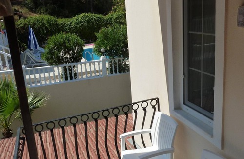 Hisaronu Villa | Villa con piscina privada, terraza, jardín y zona de juegos cubiertos.