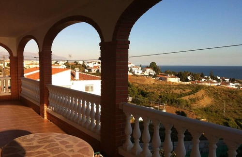Benajarafe Casa | Villa con vistas al mar, aire acondicionado y wifi, a 800 metros de la playa.