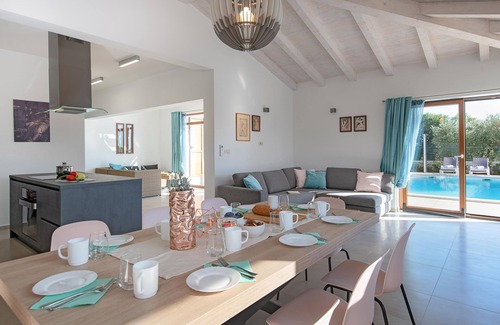 Peroj Casa | Villa con piscina, a 500 m del mar, UBICACIÓN SUPERIOR, barbacoa, lavadora, lavavajillas