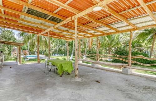 Puntarenas Apartamento | Villa con terraza, piscina compartida y jardines comunitarios - a pie de playa!