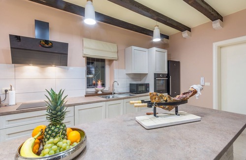 Drnis Villa | Villa con el mejor equipamiento y hermosa.