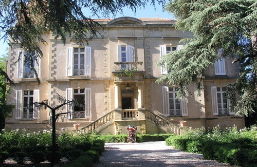 Domazan Villa | Villa con árboles de 130 m2 en viñedos con gran piscina.