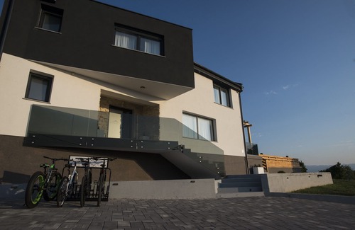 Udbina Casa | Villa con dos piscinas.