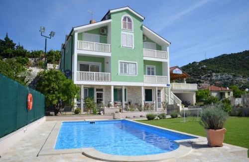 Peracko Blato Casa | Villa with with 5 apartments in Peracko Blato