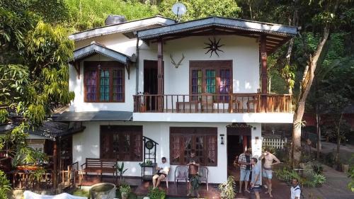 Gomagoda Casa | Villa25 Homestay free pick up from the centre