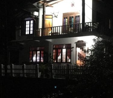 Gomagoda Casa | Villa25 Homestay free pick up from the centre