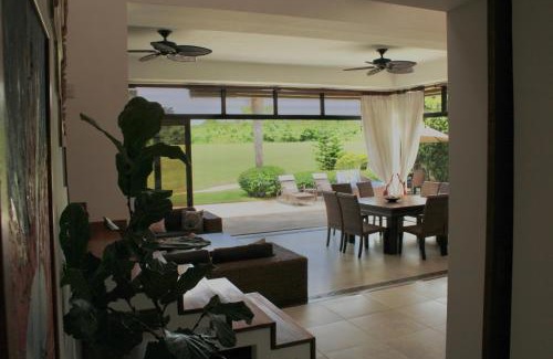 Juan Dolio Villa | VillaFV GuavaBerry-JuanDolio-4BR-6Bds-12Pax-AC-WiFi-BBQ-GolfView