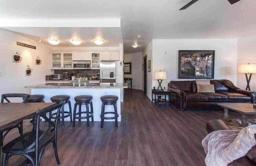 Mammoth Lakes Hotel | Village 2230 White Mountain Lodge