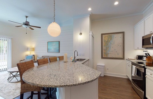 King City Condominio | Village-Area Condo w/ Pool Unit 2106 First Floor