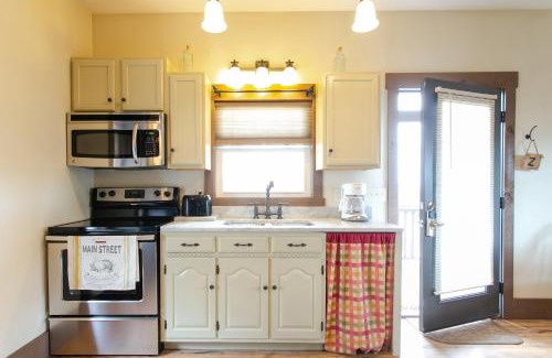 Berlin Casa | Village Dreams Cottage by Amish Country Lodging