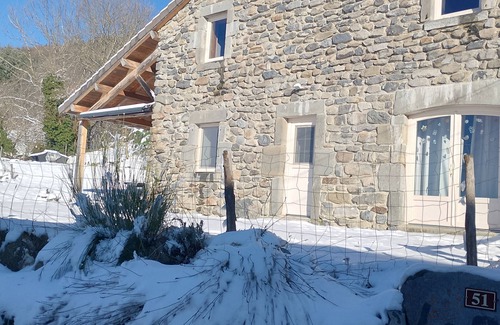 Saint-Julien-Chapteuil Casa | Village house Gîte de La Roche