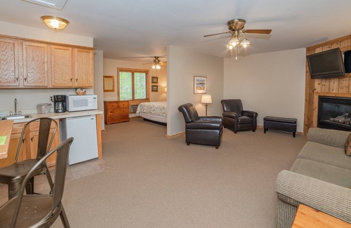 Ephraim Hotel | Village Green Lodge