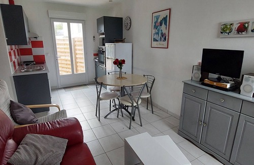 Saint-Come-de-Fresne Casa | Casa de pueblo situada a 500 metros de la playa de arena.
