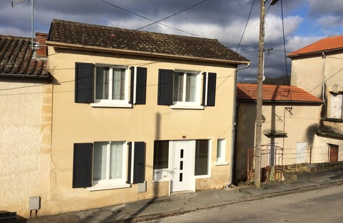 Mouleydier Casa | Casa de pueblo cuidadosamente reformada, en un espíritu moderno y funcional.