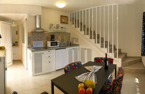 Arico Viejo Apartamento | Casa de pueblo completamente reformada con 4 apartamentos, con patio en Arico Viejo.