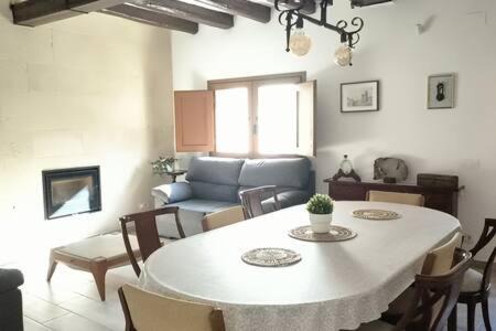 Bellvey Apartamento | Village house with patio and barbecue