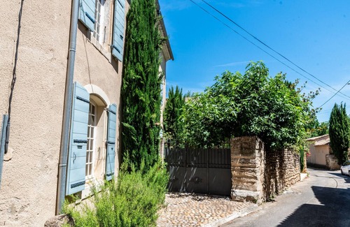 Suze-la-Rousse Chalet De Esquí | Village House with Pool for Rent – Suze-la-Rousse, Drôme Provençale