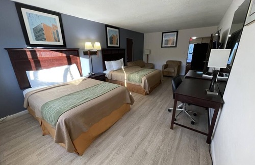 Green Bay Hotel | Village Inn