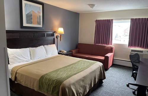 Green Bay Hotel | Village Inn