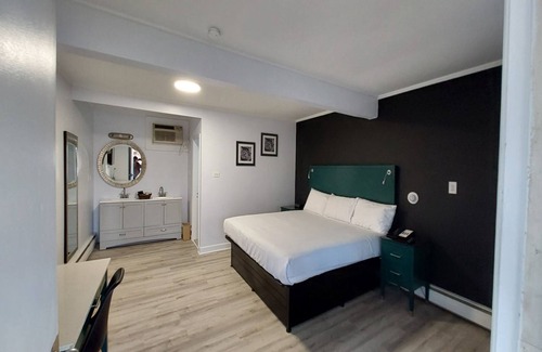Clinton Hotel | Village Motel By OYO Clinton