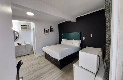 Clinton Hotel | Village Motel By OYO Clinton