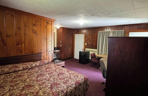 Clinton Hotel | Village Motel By OYO Clinton