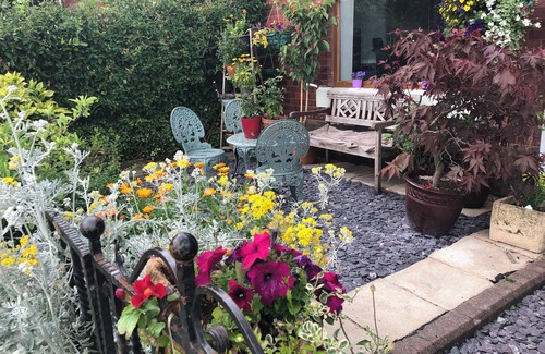 Bury Casa | Village near Manchester, Pubs, Walks, Open Views, Dog Friendly, Opposite Green
