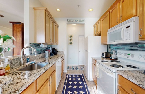 Villages of Five Points Condominio | Village of Five Points pet friendly condo with pool, gym, and tennis access