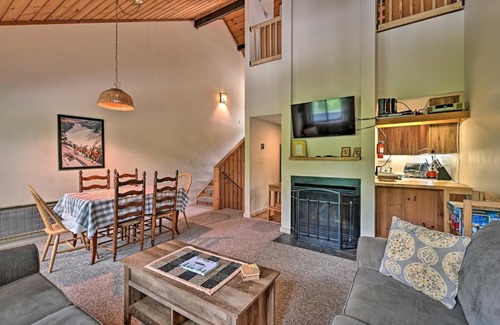 Lincoln Apartamento | Village of Loon Mtn Condo with Fireplace and Balcony!