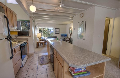 Zephyr Cove Condominio | Village Pleasure 3 Bedroom Condo by RedAwning